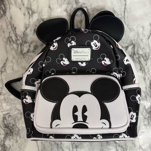 AUTHENTIC DISNEY PARKS EXCLUSIVE Loungefly Backpack collectible Mickey black